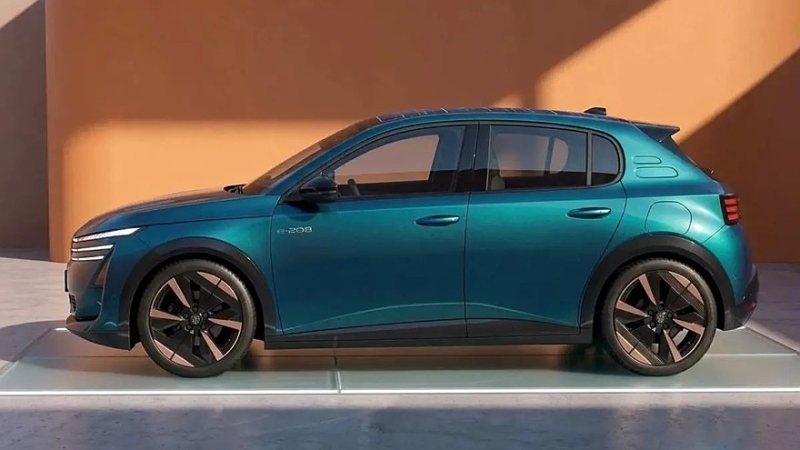 Новый Peugeot 208 показался на первых фотографиях: ретромотивы и руль по проводам